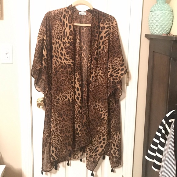 NWOT Leopard print sheer shawl. 💐promo 5 items / $50. Add to ur bundle - Picture 6 of 7